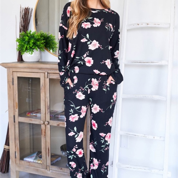 2 Pc Set Black Floral top & Bottom - Picture 4 of 11